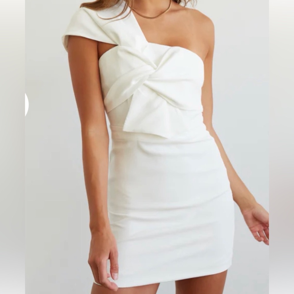 Elegant White One-Shoulder Dress